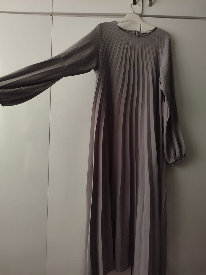 Uzun Kollu Bej Pliseli Keten Elbise - Görsel 2