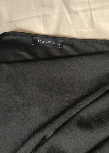 asimetrik yaka siyah bluz - Görsel 2