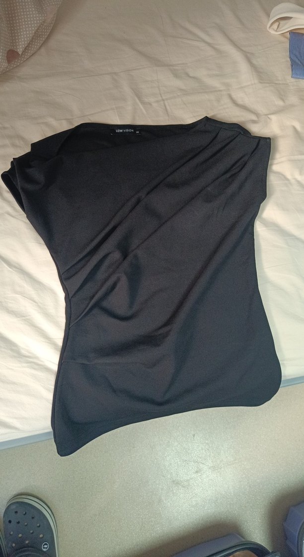 asimetrik yaka siyah bluz - Görsel 3