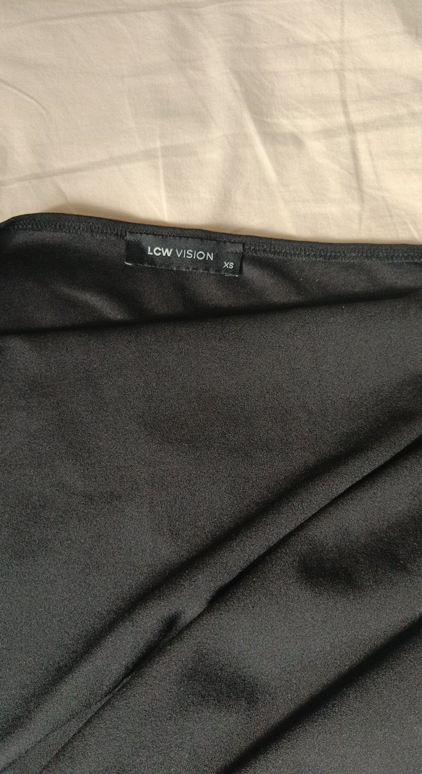 asimetrik yaka siyah bluz - Görsel 2