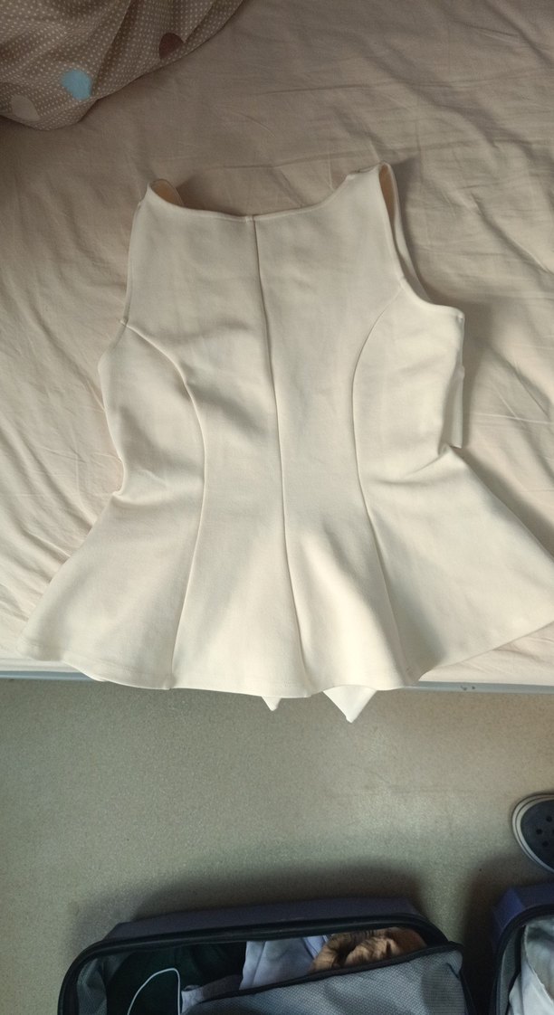 sırt dekolteli krem rengi bluz - Görsel 4