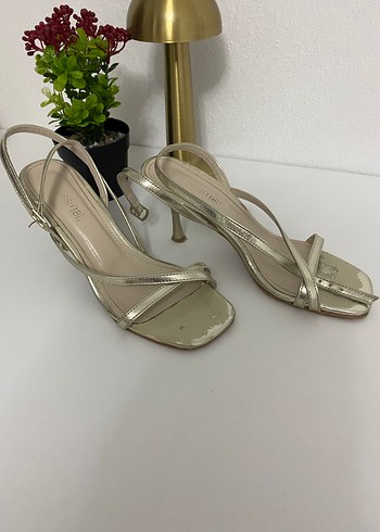 Klasik Şıklık Altın Renkli Topuklu - Görsel 2