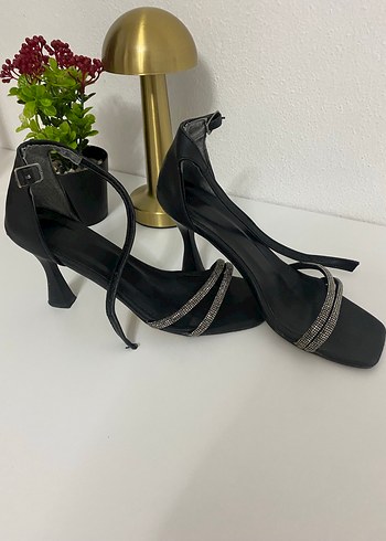 Kemerli Siyah Topuklu Ayakkabı - Görsel 2