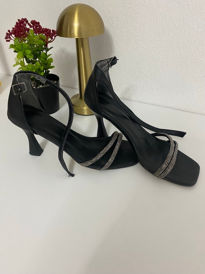 Kemerli Siyah Topuklu Ayakkabı - Görsel 2