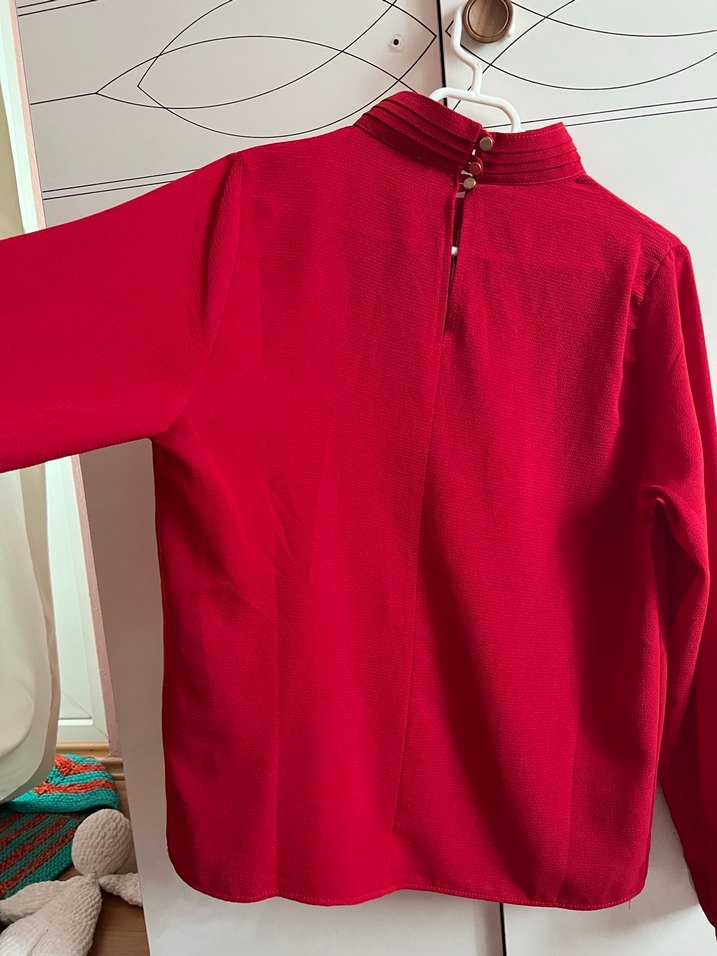Düğmeli Yüksek Yaka Kırmızı bluz - Görsel 3
