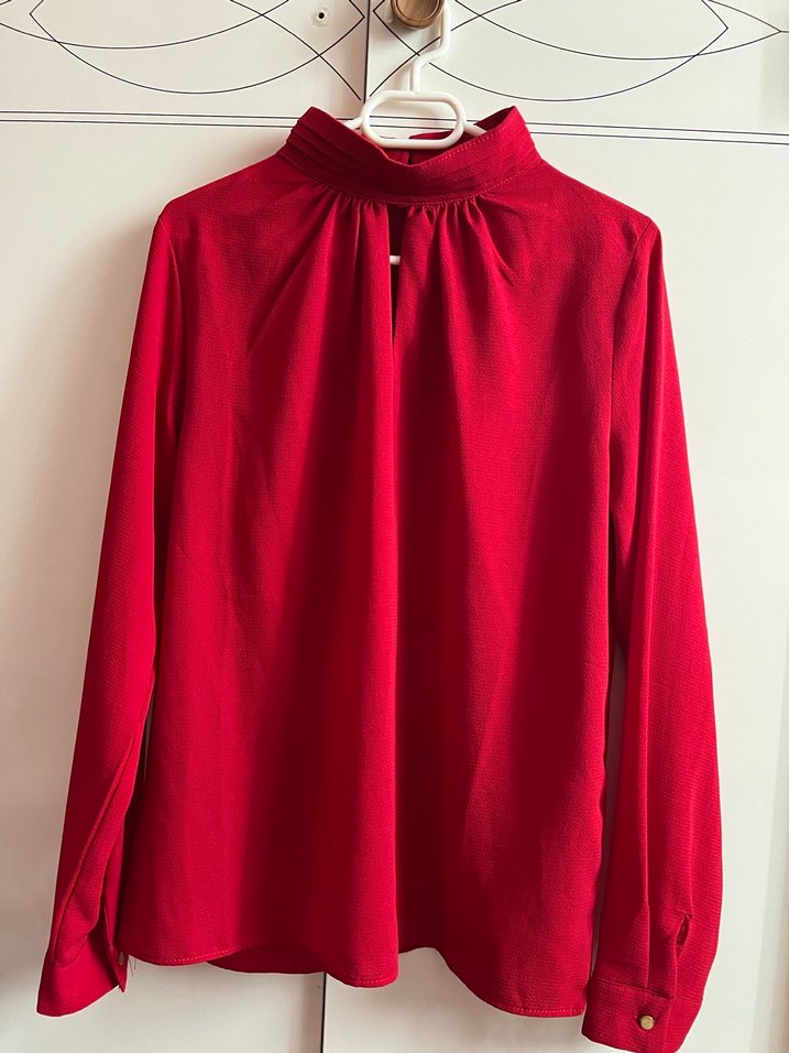 Düğmeli Yüksek Yaka Kırmızı bluz - Görsel 4