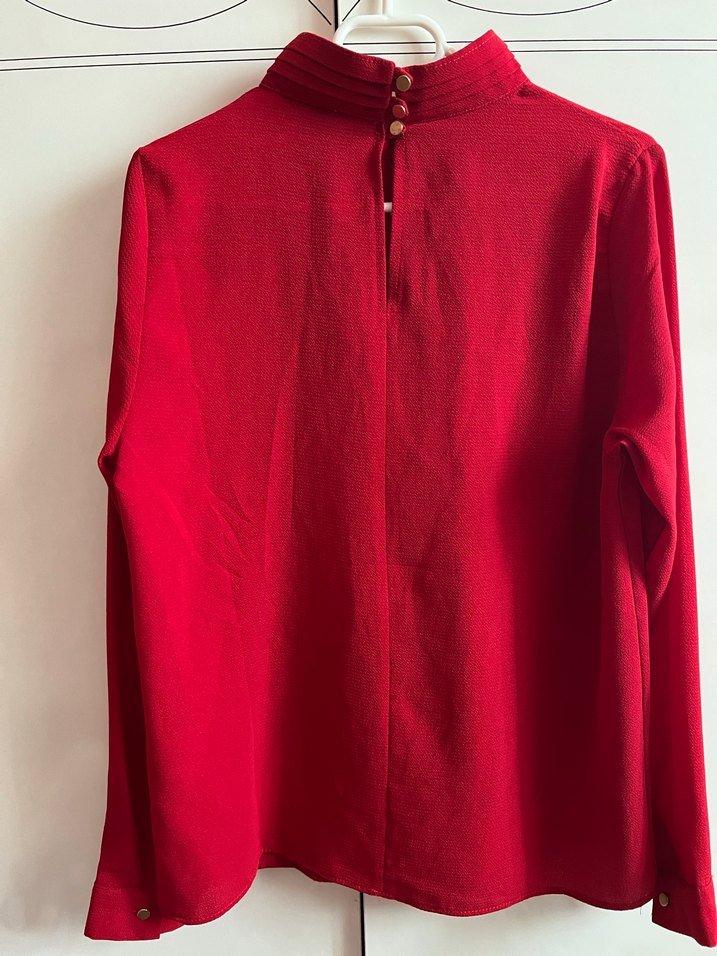 Düğmeli Yüksek Yaka Kırmızı bluz - Görsel 5