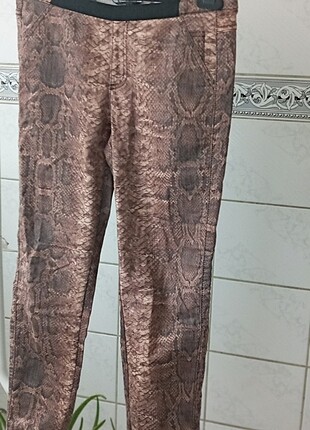 Mango pudra kahve renkli yilan baskılı likralı casual pantolon