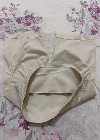 Beyaz Elastik Bantlı Mini Hamile Şortu - Görsel 4