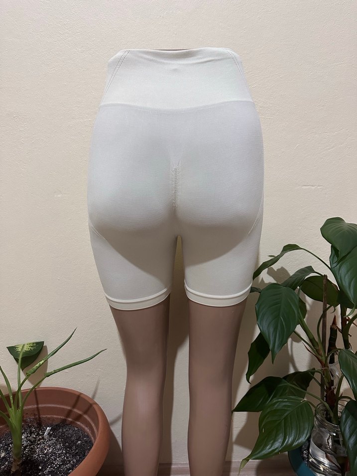 Beyaz Elastik Bantlı Mini Hamile Şortu - Görsel 2