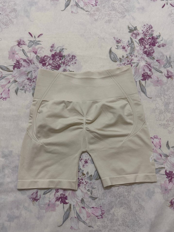 Beyaz Elastik Bantlı Mini Hamile Şortu - Görsel 3