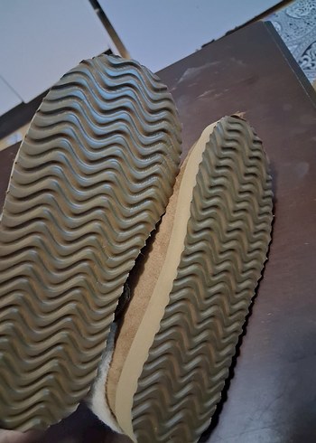 Peluş Detaylı Bej Baskılı Kız Ev Terliği - Görsel 3