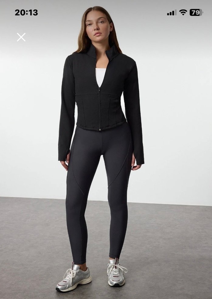 Siyah Yüksek Yakalı Uzun Kollu Kadın Spor Ceket - Görsel 2