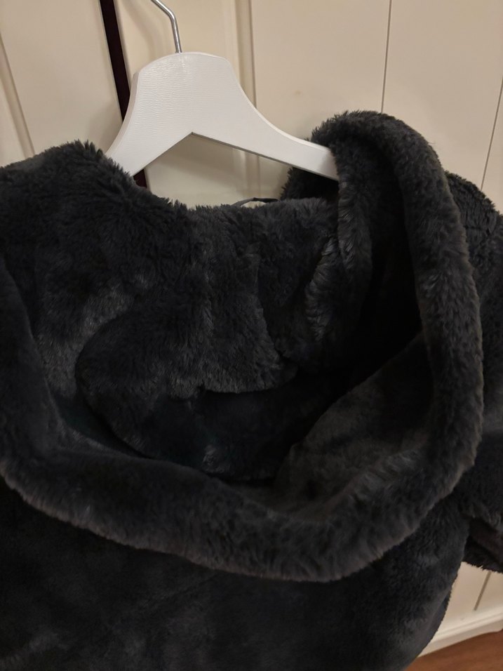 Siyah Kapüşonlu Midi Boy Peluş Mont - Görsel 3