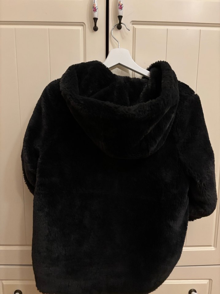 Siyah Kapüşonlu Midi Boy Peluş Mont - Görsel 5