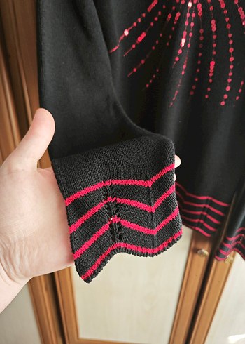 Kırmızı Nakışlı V Yaka Örgü Kazak - Görsel 2