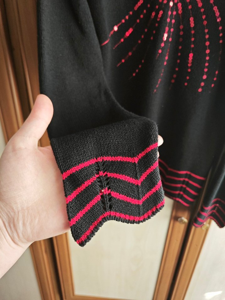 Kırmızı Nakışlı V Yaka Örgü Kazak - Görsel 2