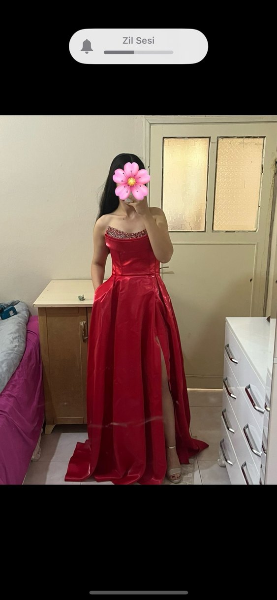 Parlak Kırmızı Uzun Drapeli Straplez Abiye - Görsel 3