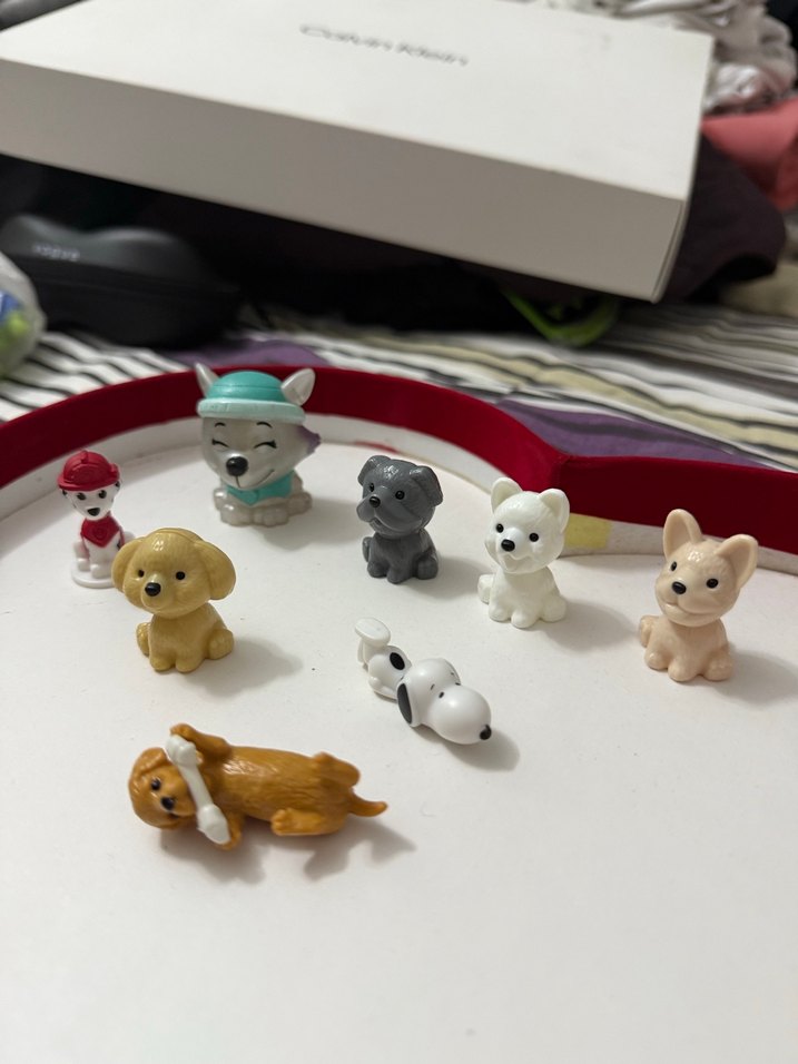 Çeşitli Renklerde Küçük Köpek Figürleri - Görsel 2