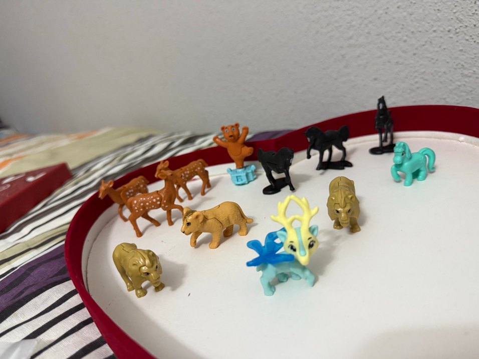 Çok Renkli Küçük Aksiyon Figürleri - Görsel 2