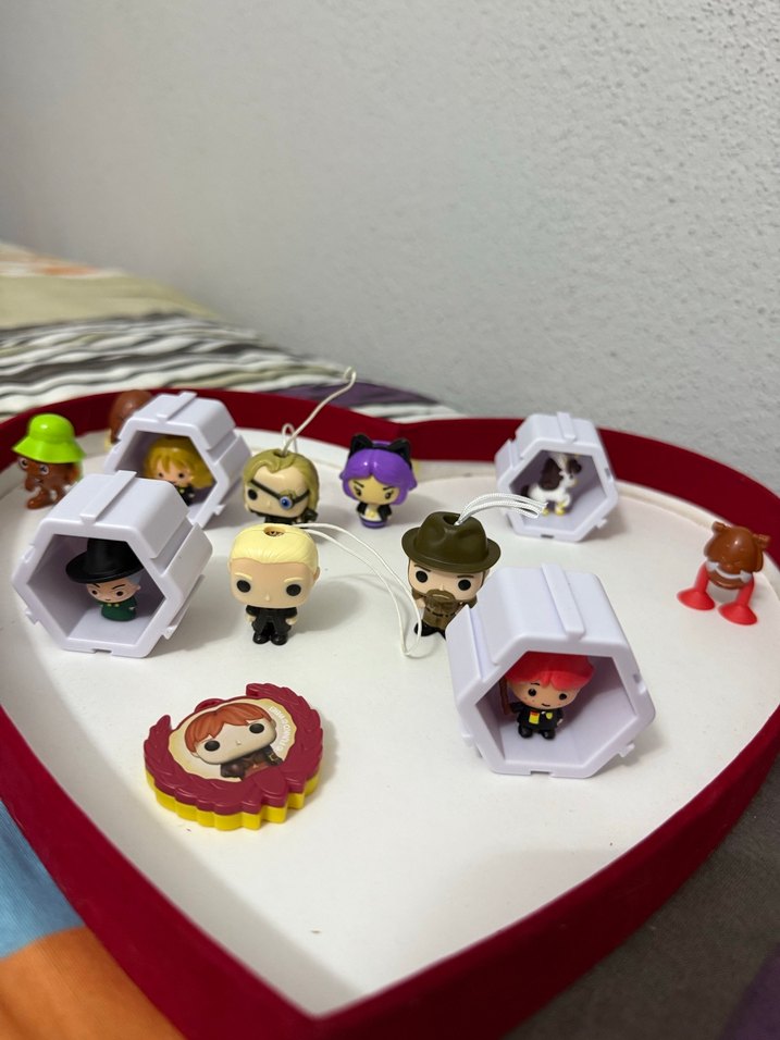 Çeşitli Renkli Küçük Aksiyon Figürleri - Görsel 3