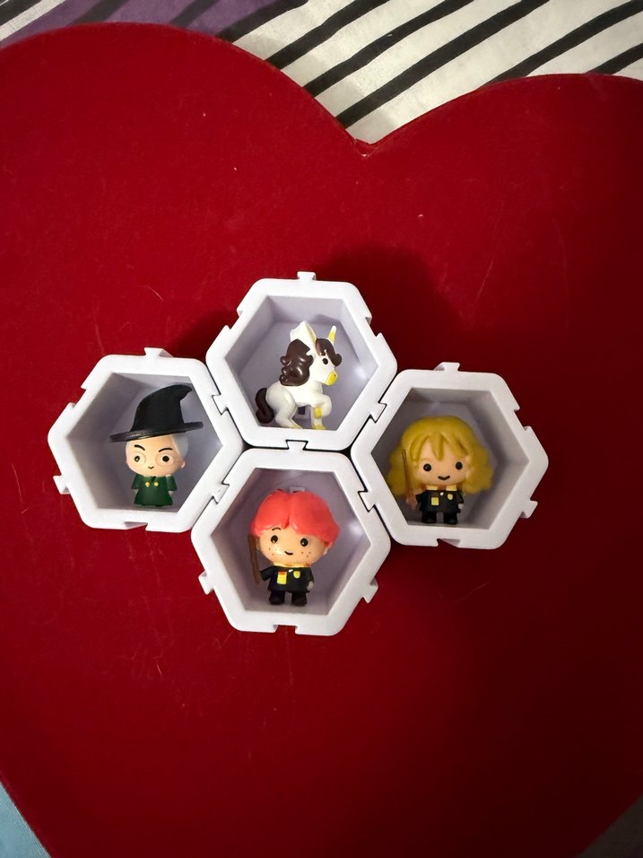 Çeşitli Renkli Küçük Aksiyon Figürleri - Görsel 4