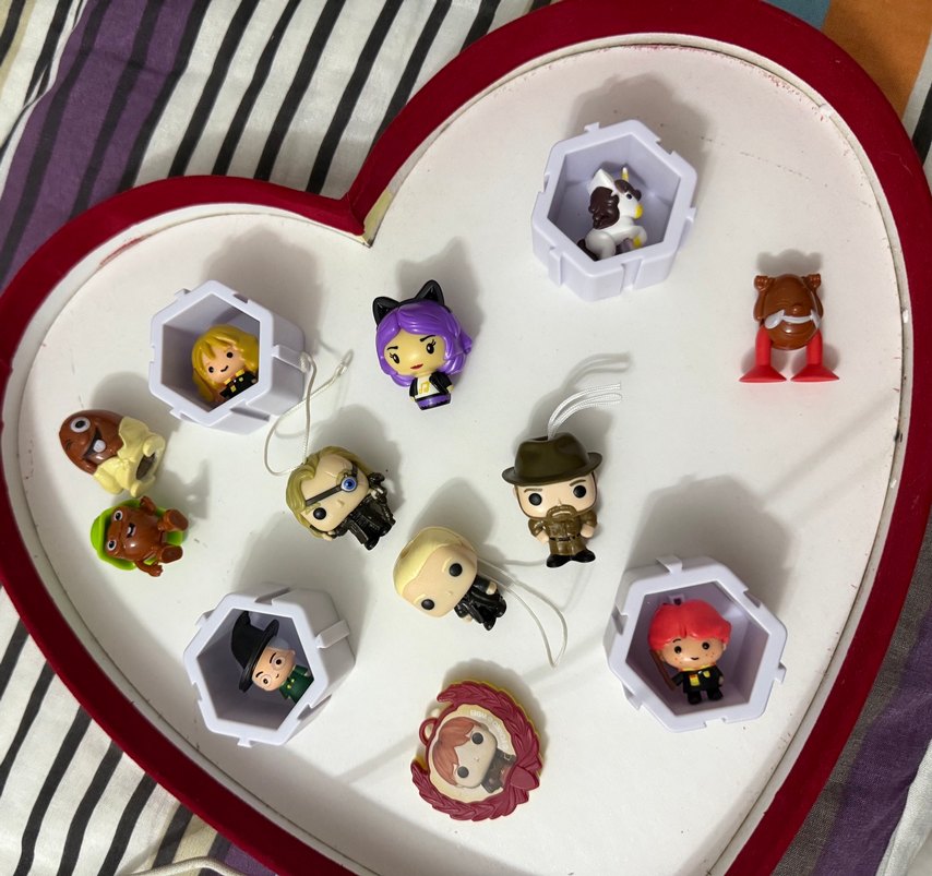 Çeşitli Renkli Küçük Aksiyon Figürleri - Görsel 2