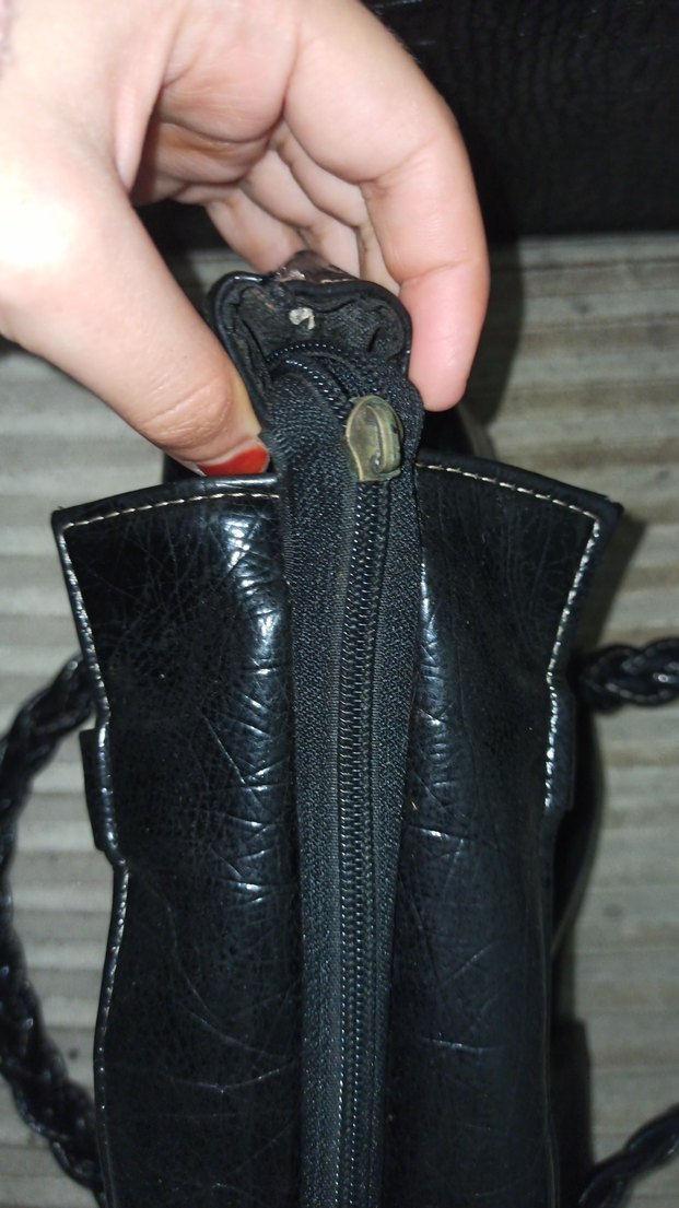 Siyah Parlak Deri Tokalı Kadın Çantası - Görsel 4