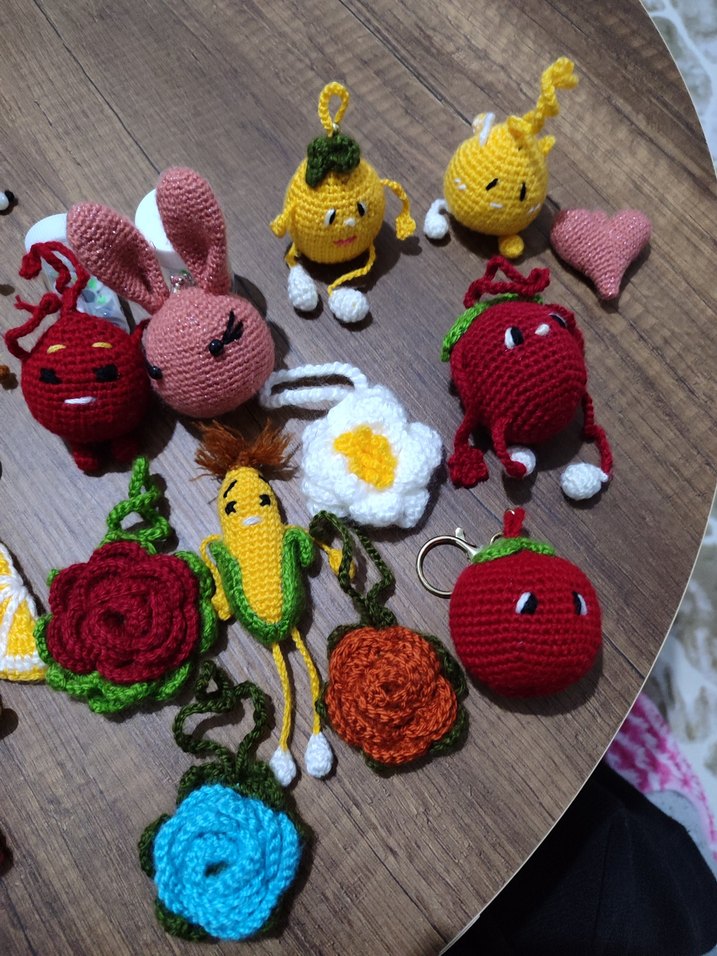 Renkli Örgü Kadın Anahtarlıklar - Görsel 2