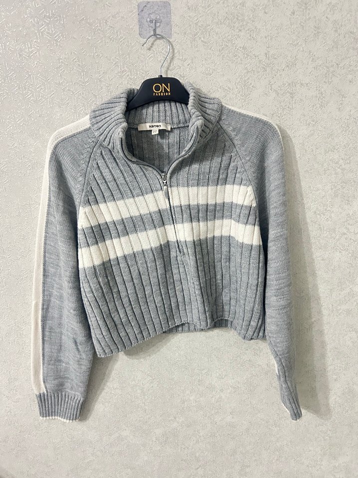 Gri Boğazlı Kısa Örgü Kazak - Görsel 3