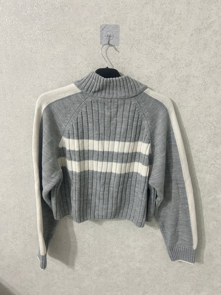 Gri Boğazlı Kısa Örgü Kazak - Görsel 2