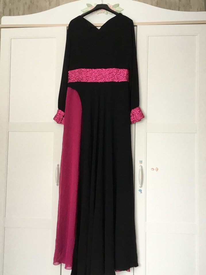 Pembe Detaylı Siyah Uzun Gotik Elbise - Görsel 2