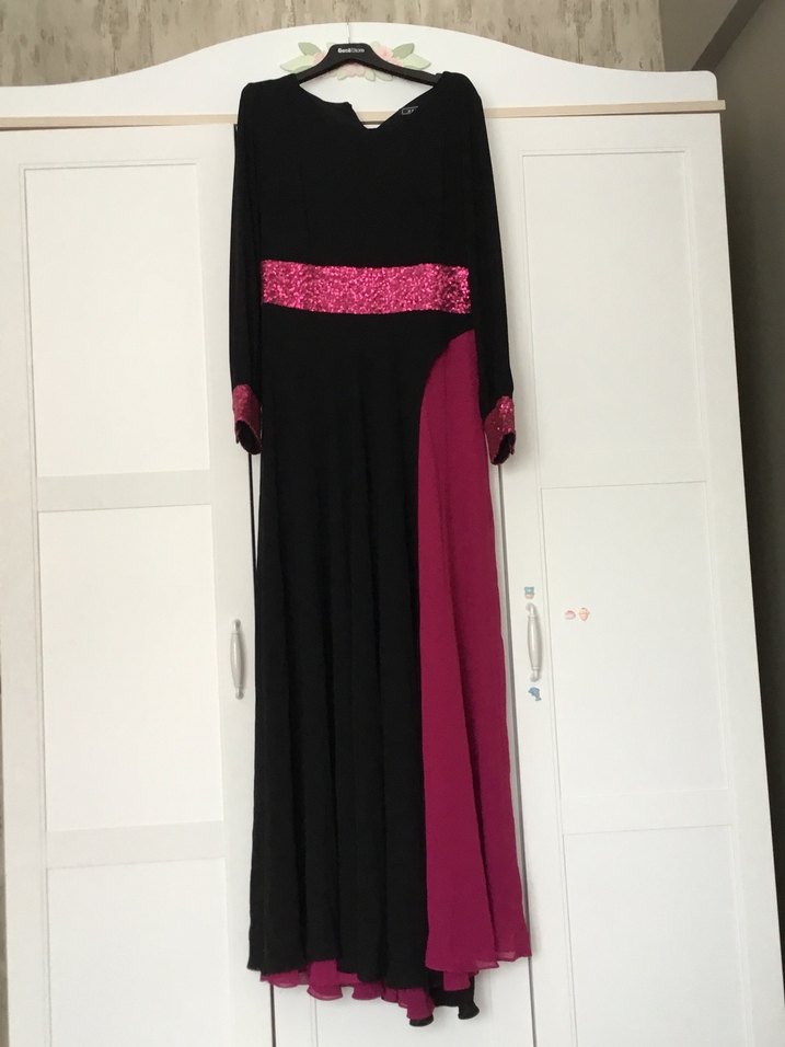 Pembe Detaylı Siyah Uzun Gotik Elbise - Görsel 4