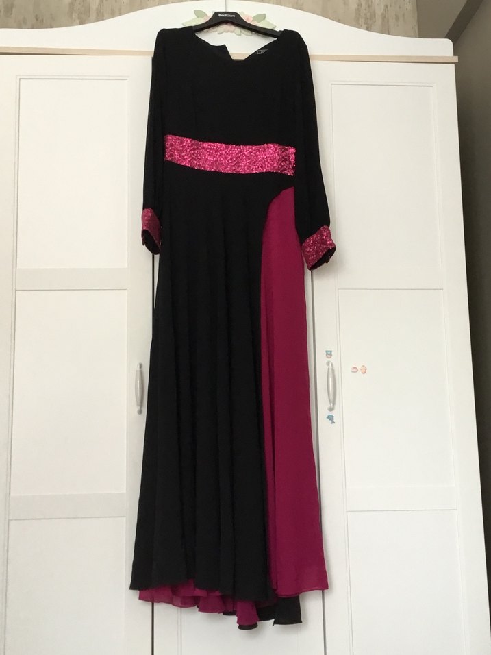 Pembe Detaylı Siyah Uzun Gotik Elbise - Görsel 5