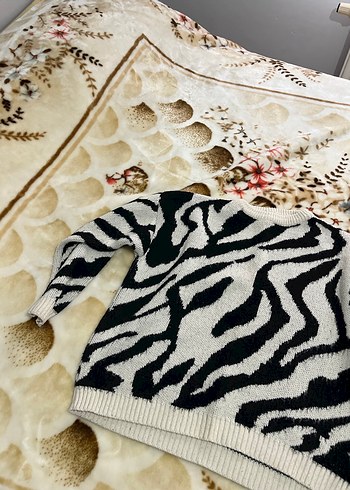 Kadın Siyah Beyaz Zebra Desenli Uzun Kollu Kazak - Görsel 3