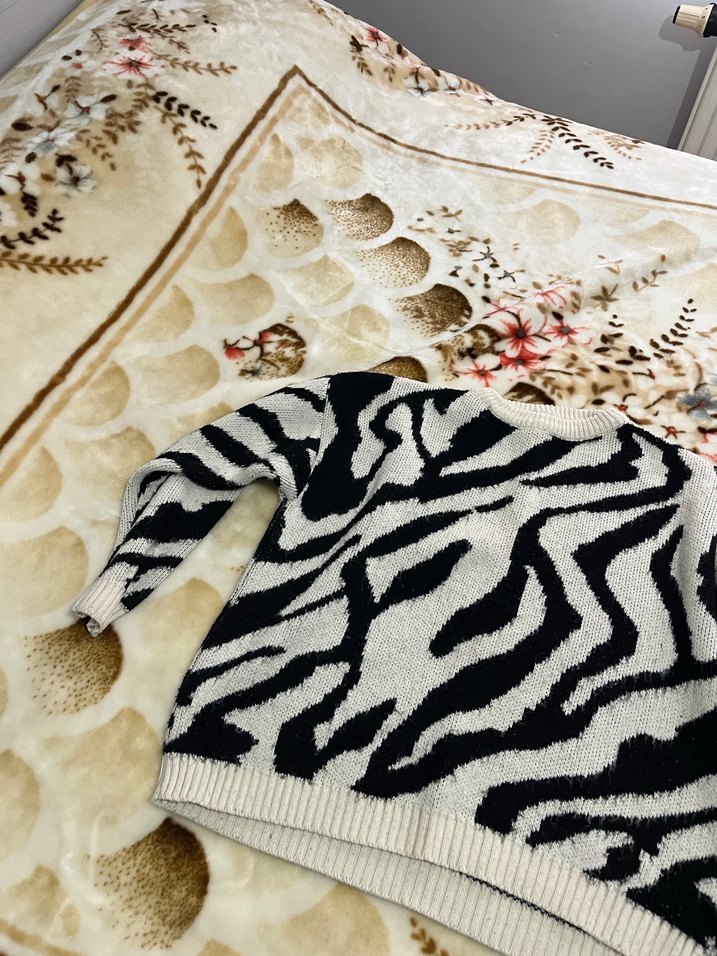 Kadın Siyah Beyaz Zebra Desenli Uzun Kollu Kazak - Görsel 3