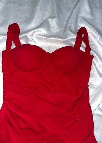 Parlak Kırmızı Drapeli Uzun Abiye Elbise
Göğsü pedli - Görsel 2