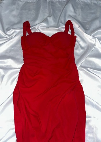 Parlak Kırmızı Drapeli Uzun Abiye Elbise
Göğsü pedli - Görsel 4