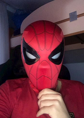 Gözleri Kısılan Örümcek Adam Maskesi