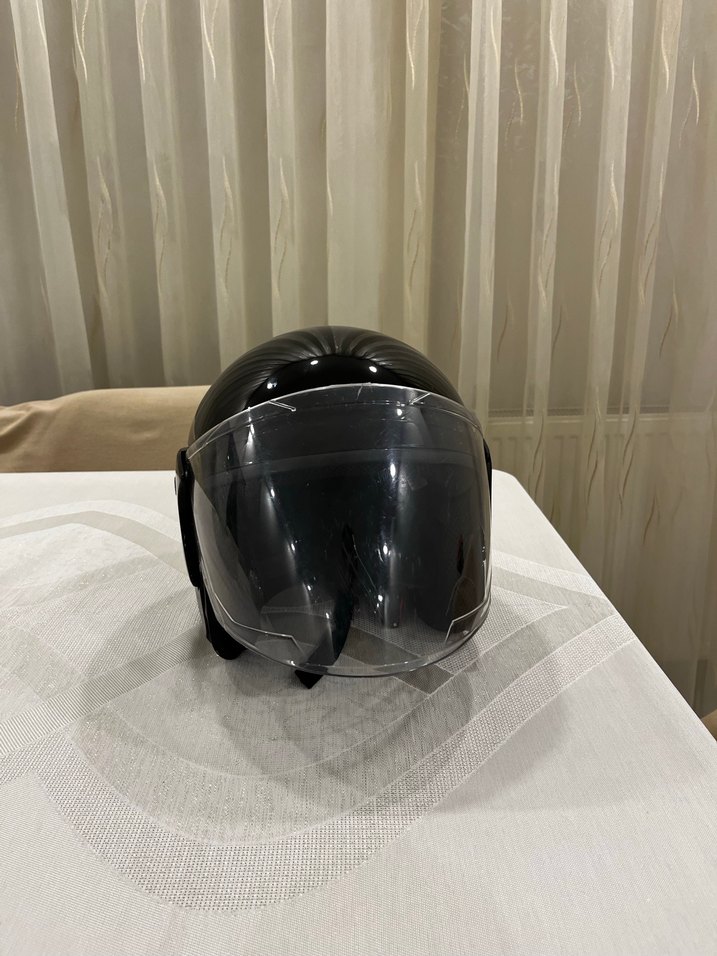 Siyah Minimalist Motosiklet Kaskı - Görsel 2