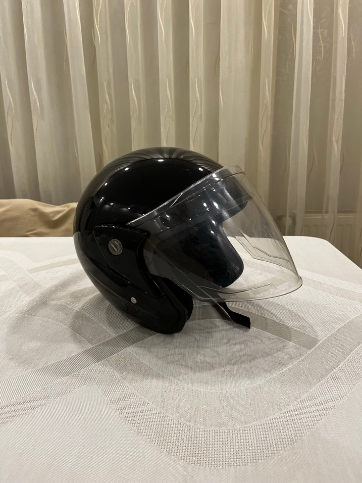 Siyah Minimalist Motosiklet Kaskı - Görsel 4