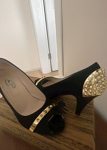 Siyah Süet Altın Tokalı Topuklu Kadın Ayakkabı - Görsel 2