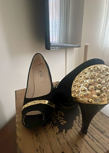 Siyah Süet Altın Tokalı Topuklu Kadın Ayakkabı - Görsel 3