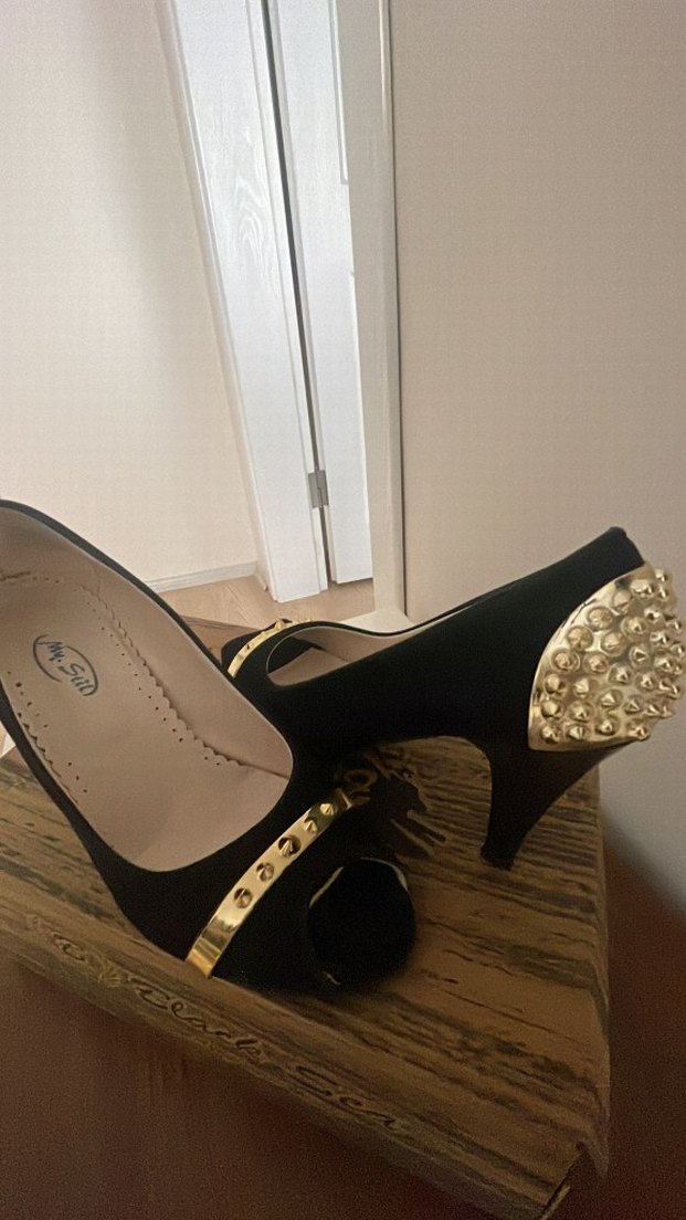 Siyah Süet Altın Tokalı Topuklu Kadın Ayakkabı - Görsel 2