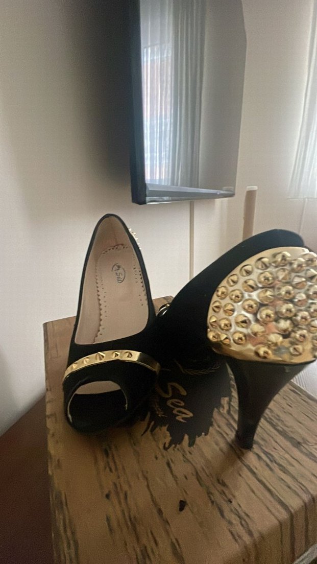 Siyah Süet Altın Tokalı Topuklu Kadın Ayakkabı - Görsel 3