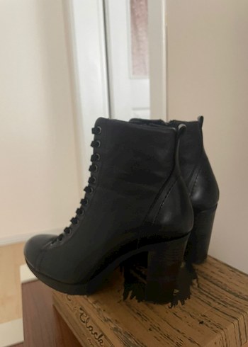 Kadın Siyah Deri Topuklu Bot - Görsel 3