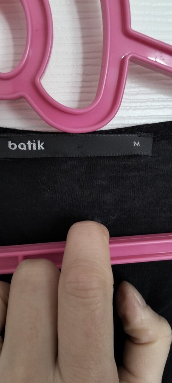 Batik Siyah V Yaka Uzun Dökümlü Elbise - Görsel 4