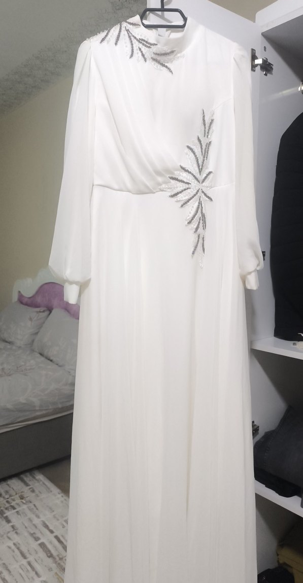 Beyaz İşlemeli Uzun Kollu Tesettür Abiye - Görsel 2