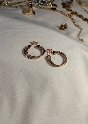 Altın Renk Zincir Detaylı Halka Küpe - Görsel 3