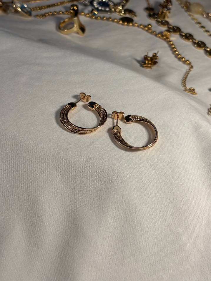 Altın Renk Zincir Detaylı Halka Küpe - Görsel 3